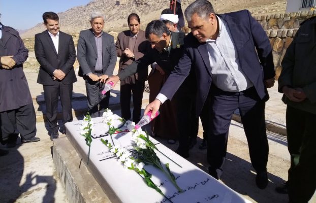 غبار روبی مزار شهید گمنام با حضور مسئولین