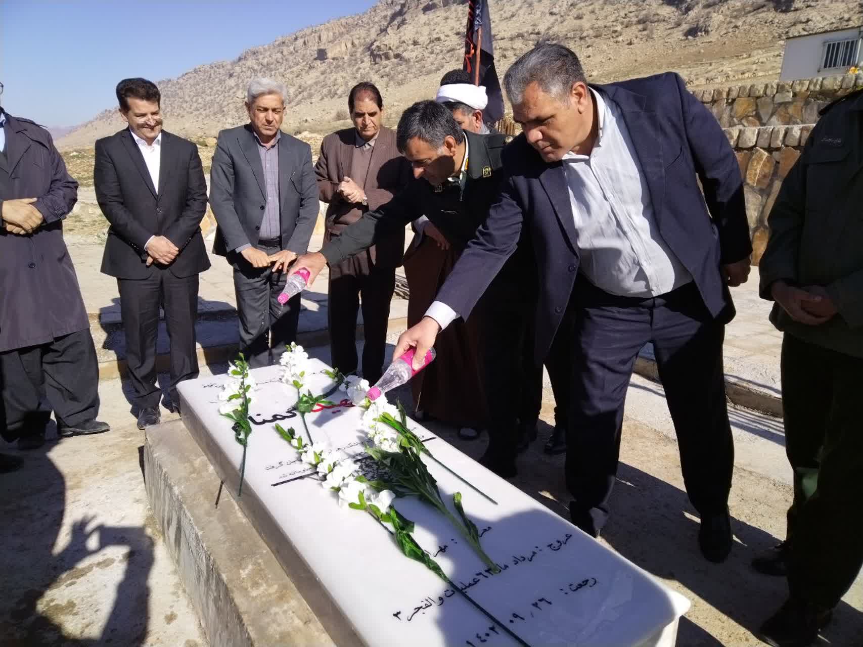 غبار روبی مزار شهید گمنام با حضور مسئولین