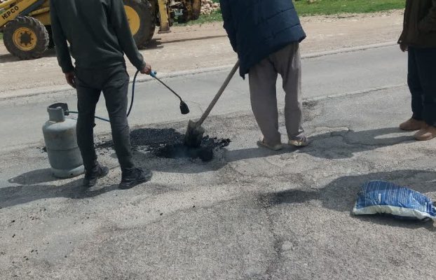 شهردار آسمان‌ آباد خبر داد: ترمیم و پرنمودن جاده های سطح شهر در جهت تسهیل تردد
