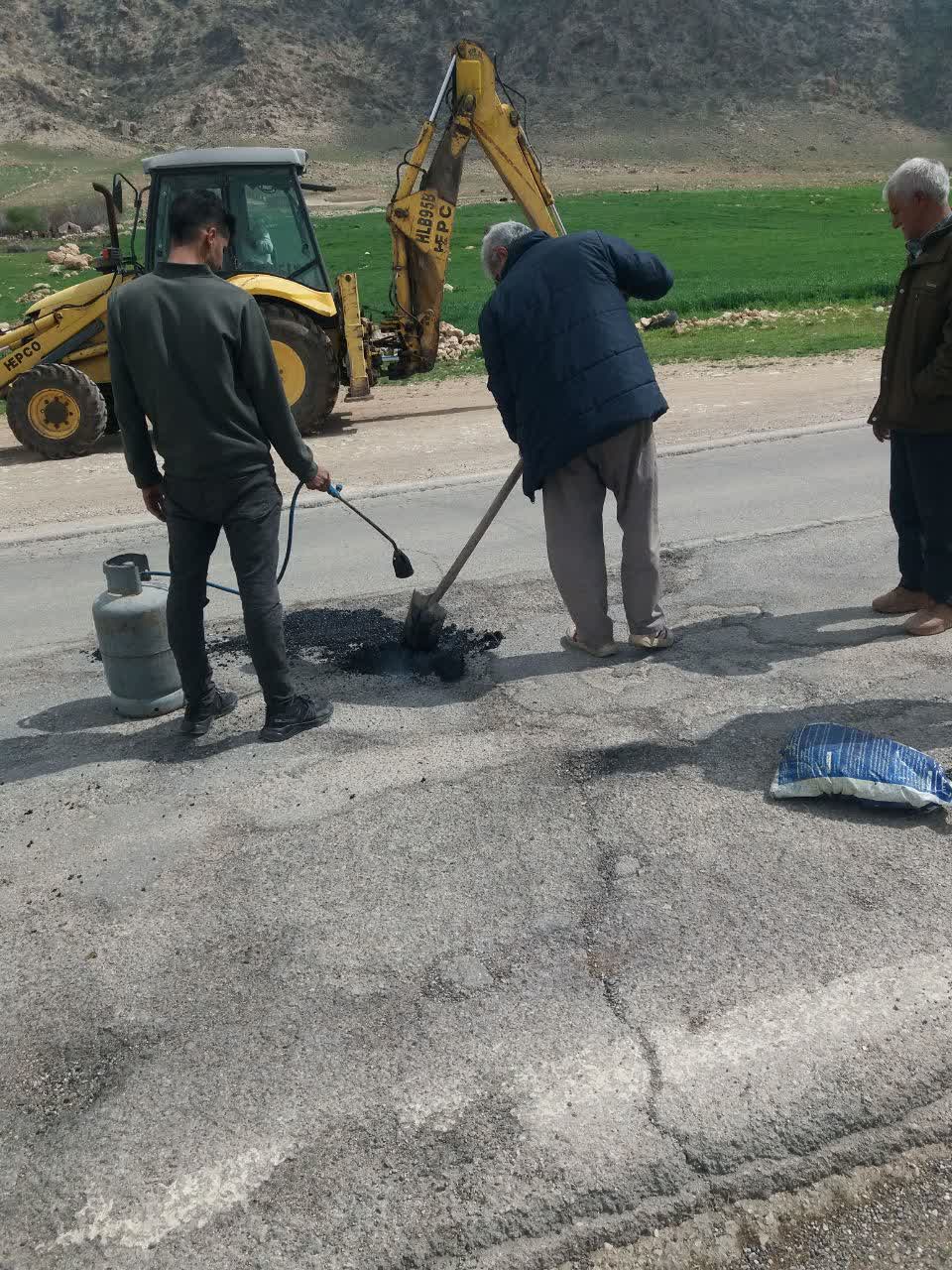 شهردار آسمان‌ آباد خبر داد: ترمیم و پرنمودن جاده های سطح شهر در جهت تسهیل تردد